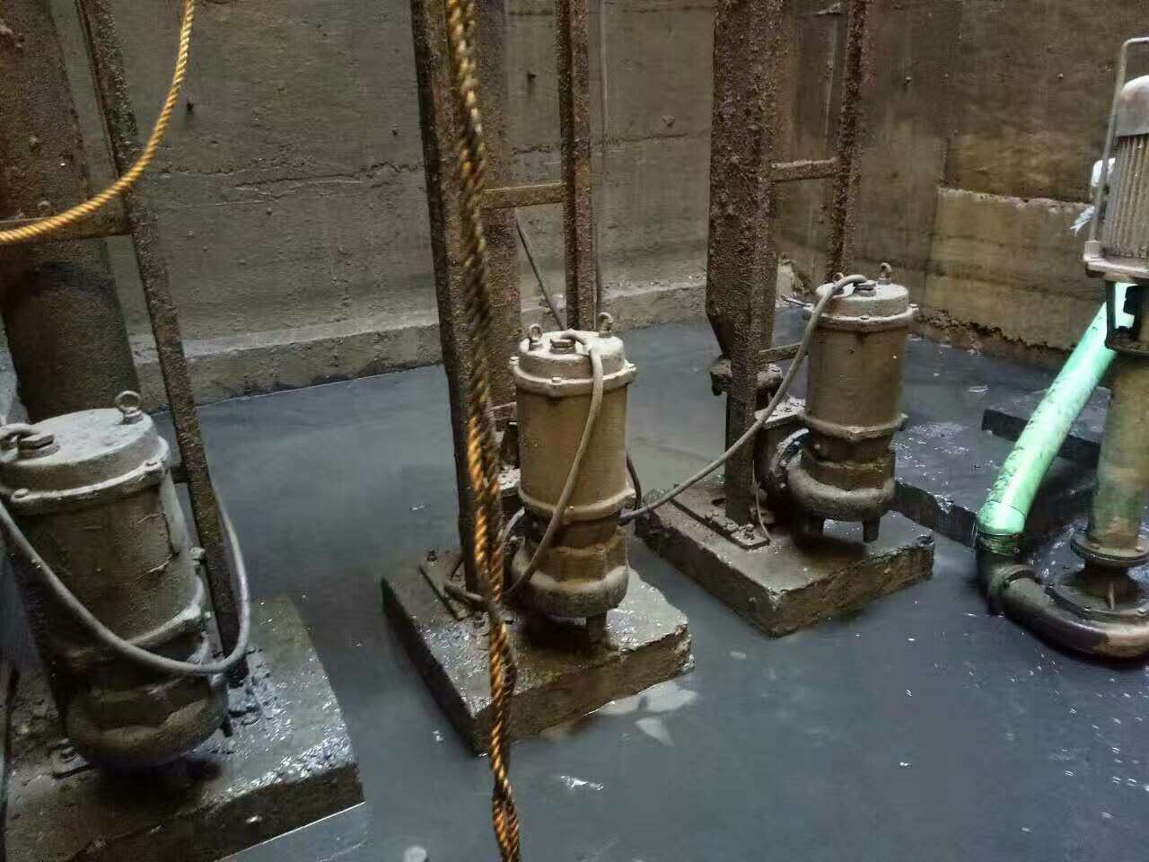 博厚镇污水池清理